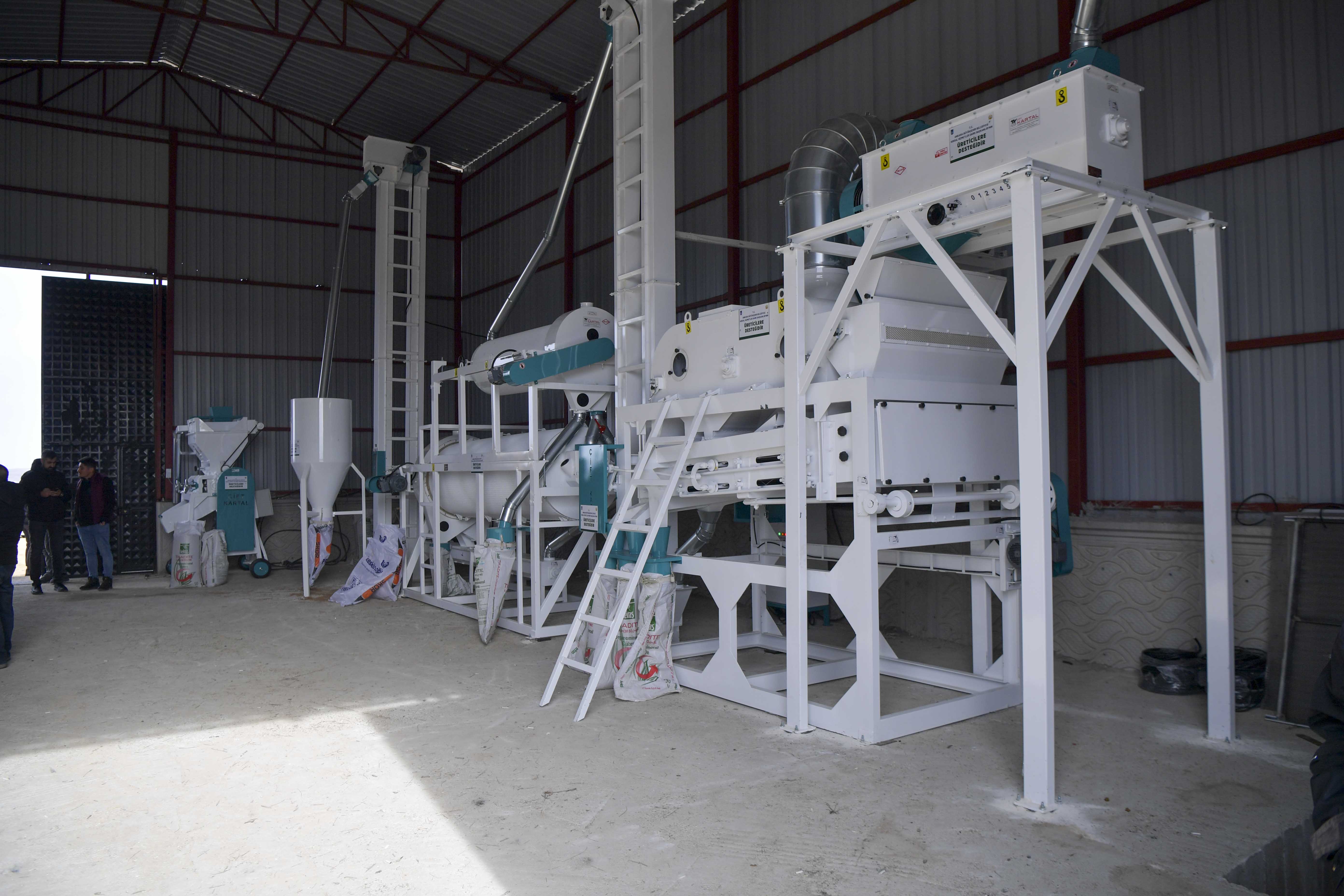 Uzunbeyli’de Tohum Eleme ve Yem Ezme Tesisi açıldı