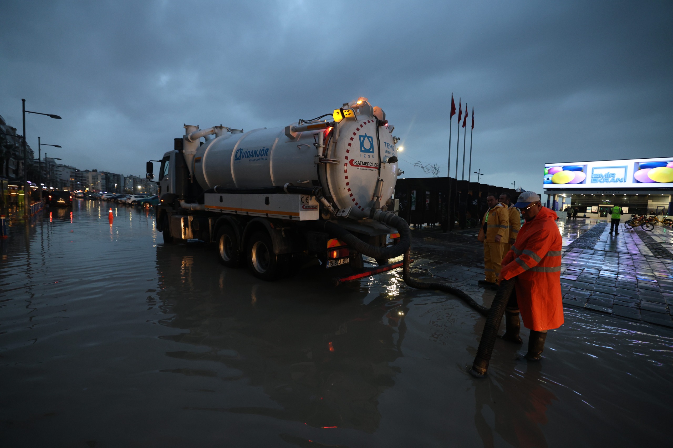İzmir’de yağış ve deniz seviyesi hareketliliğine müdahale