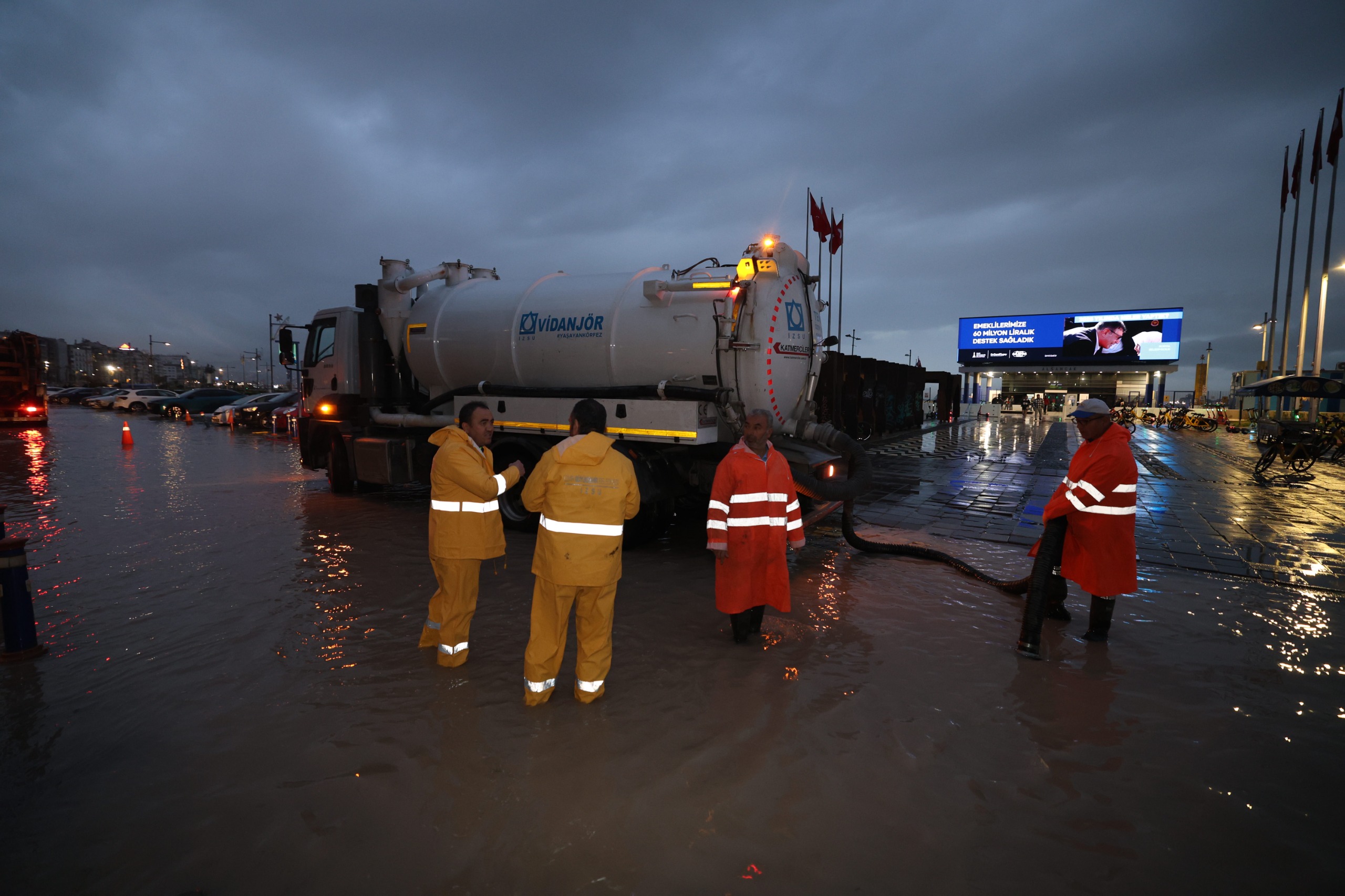 İzmir’de yağış ve deniz seviyesi hareketliliğine müdahale