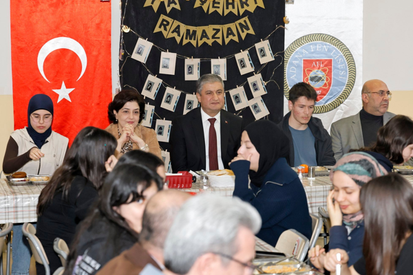 Vali Yavuz, öğrencilerle iftarda buluştu