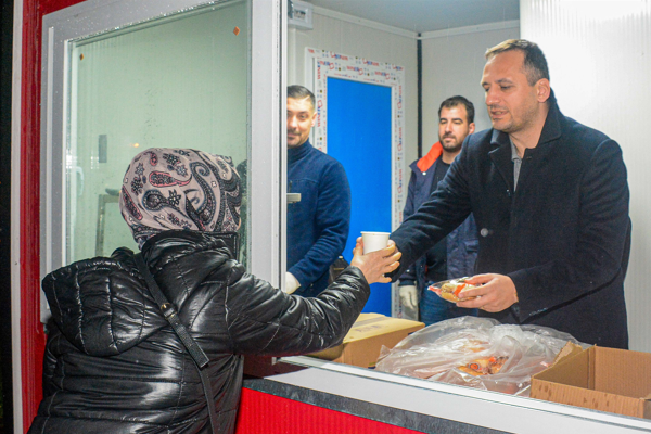 Bornova’da sıcak çorba ikramı devam ediyor