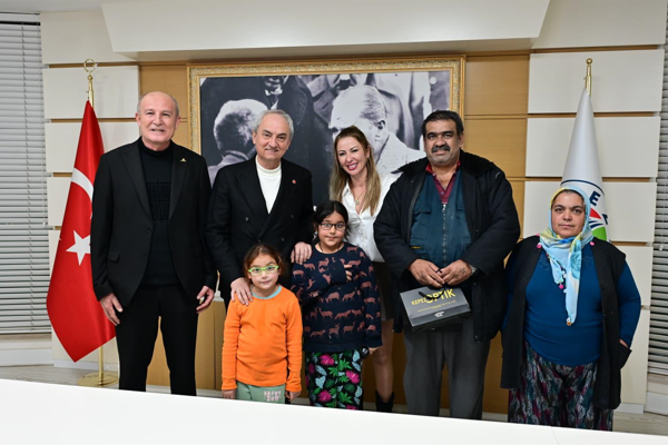 Başkan Kocagöz, görme sorunu olan öğrencilere gözlüklerini teslim etti