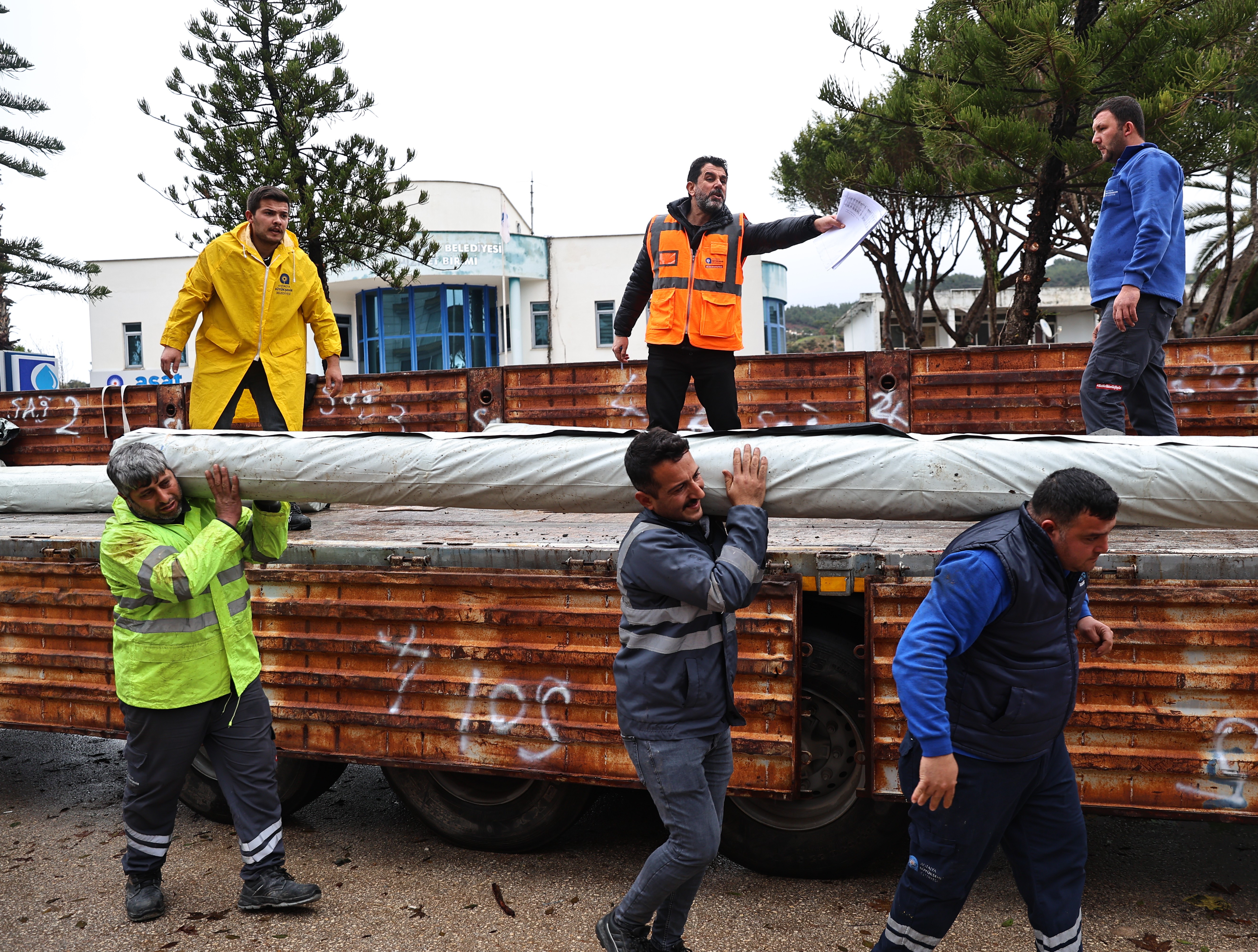 Antalya’da hortum ve fırtınadan zarar gören üreticiye destek
