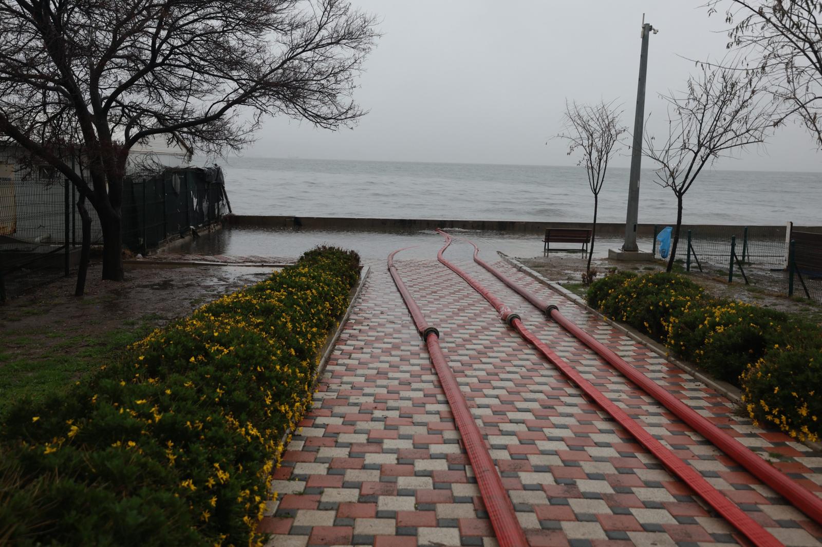 İzmir’de kuvvetli sağanak etkili oldu