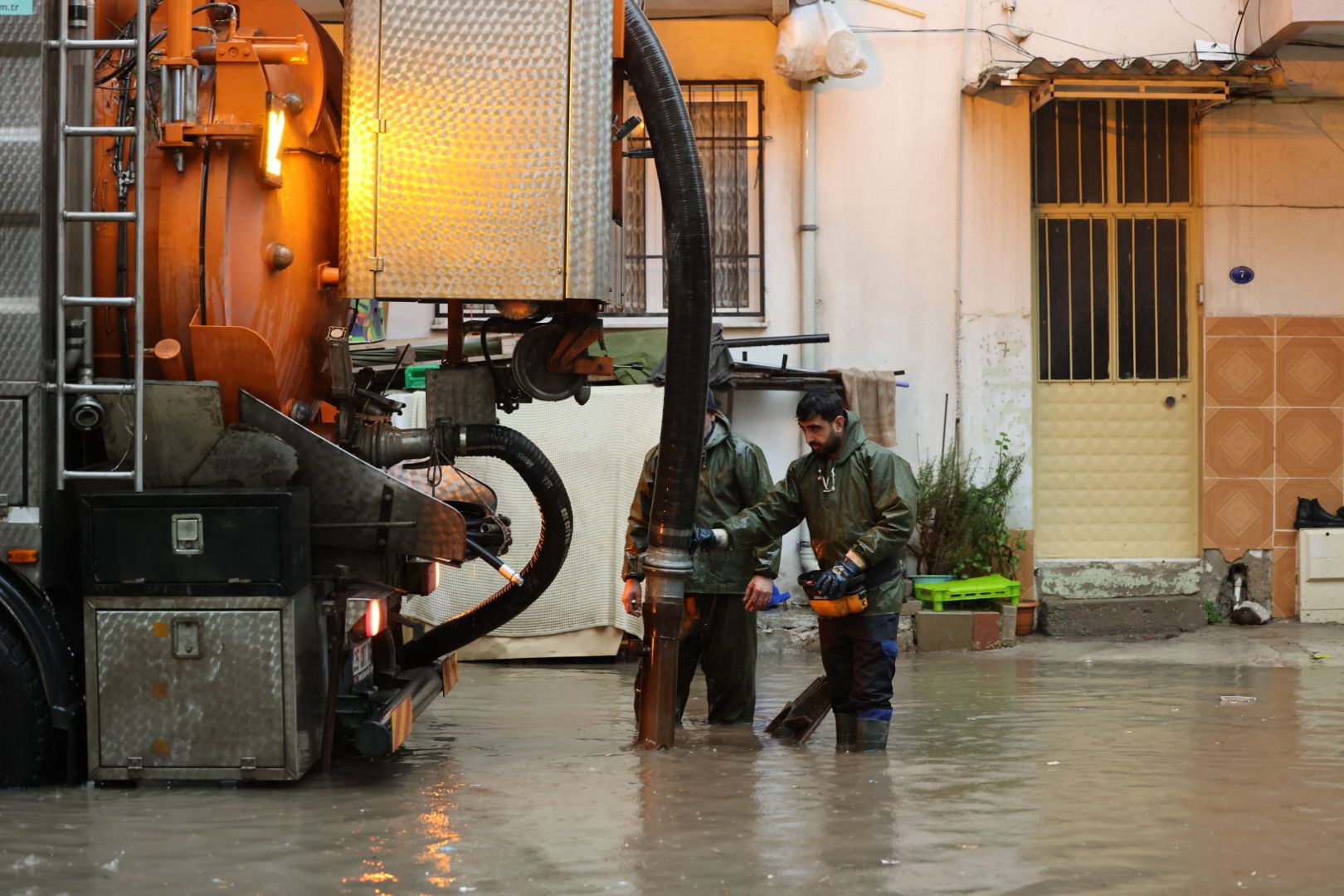 İzmir’de kuvvetli sağanak etkili oldu
