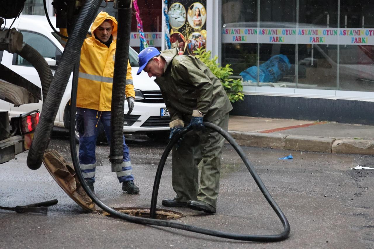 İzmir’de kuvvetli sağanak etkili oldu