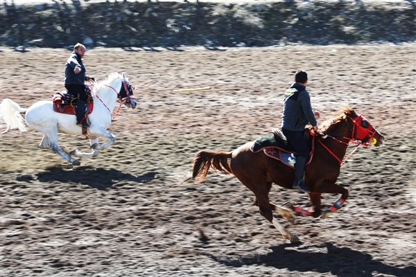 Bayburt’ta kurtuluşun 108. yılı etkinliklerinde cirit müsabakası düzenlendi