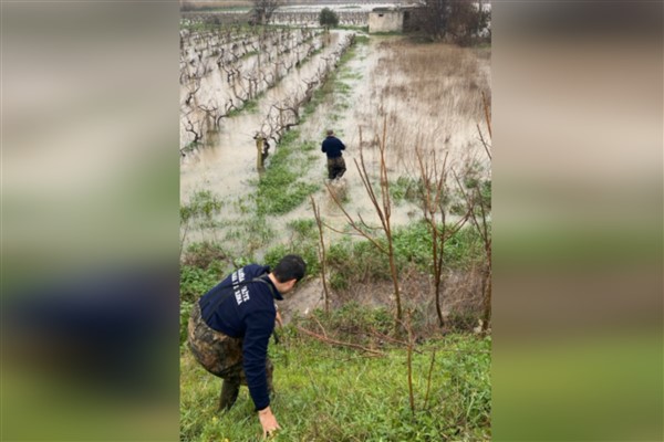 Büyükşehir itfaiyesi selde mahsur kalanlara yardım etti