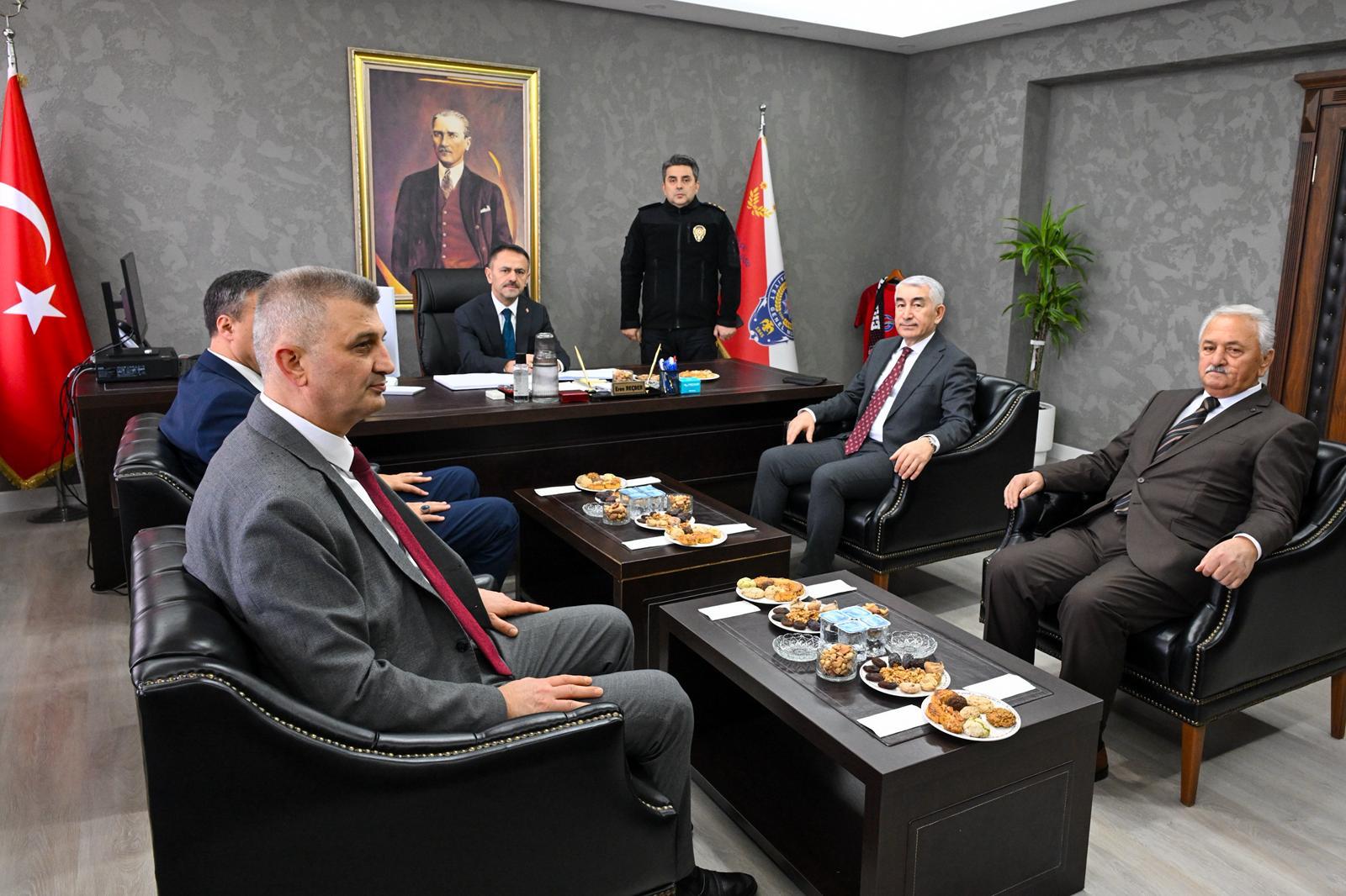 Vali Aktaş’tan Gölcük Hükümet Konağı’na ziyaret