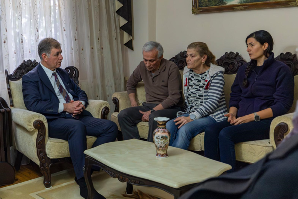 Başkan Tugay, şehit Bolat’ın ailesini ziyaret etti