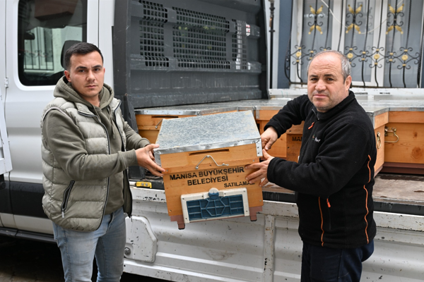 Büyükşehirden sel mağduru arıcıya kovan desteği