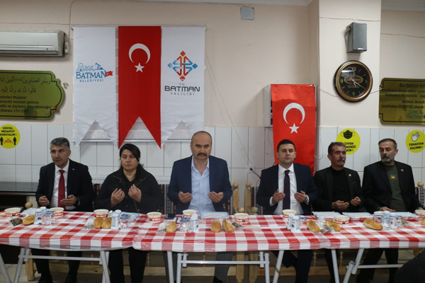 Vali Canalp, iftar programında vatandaşlarla bir araya geldi