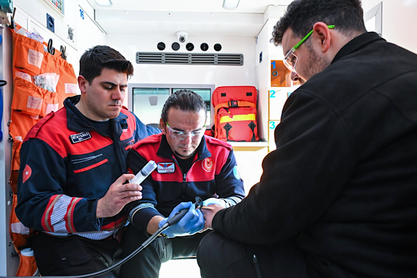 İzmir İtfaiyesi paramedikleri yüksek riskli vakalar için sahada