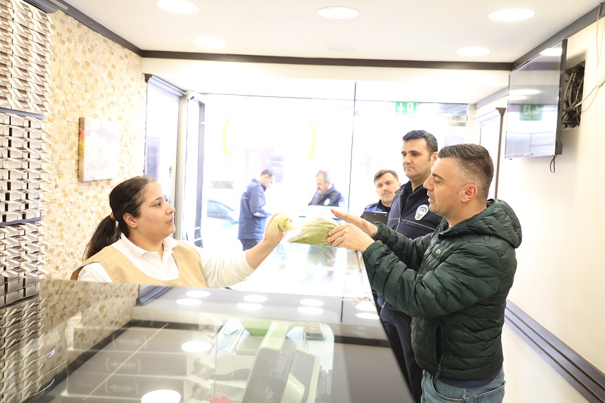 Menderes’te zabıta ekipleri denetimlerini artırdı