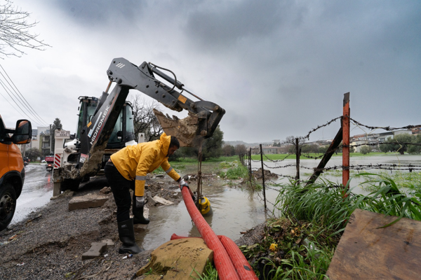 İzmir Büyükşehir Belediyesi’nin yağış seferberliği sürüyor