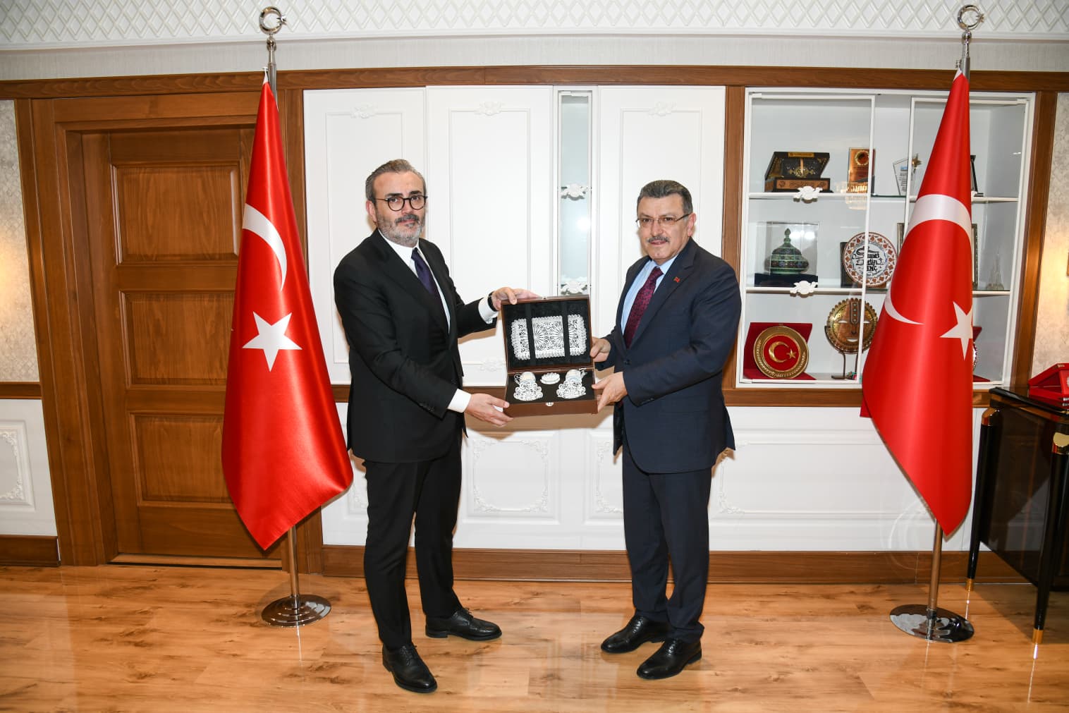 AK Parti MKYK üyesi Ünal’dan Trabzon Büyükşehir Belediyesi’ne ziyaret