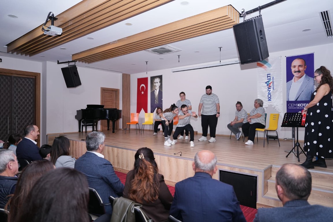 Konyaaltı’nda doğaçlama tiyatro oyunu sahnelendi