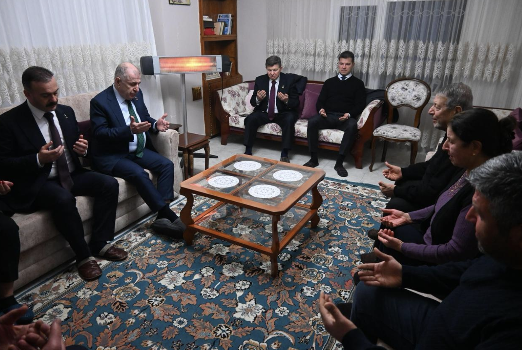 Özdağ’dan şehit ailelerine ziyaret