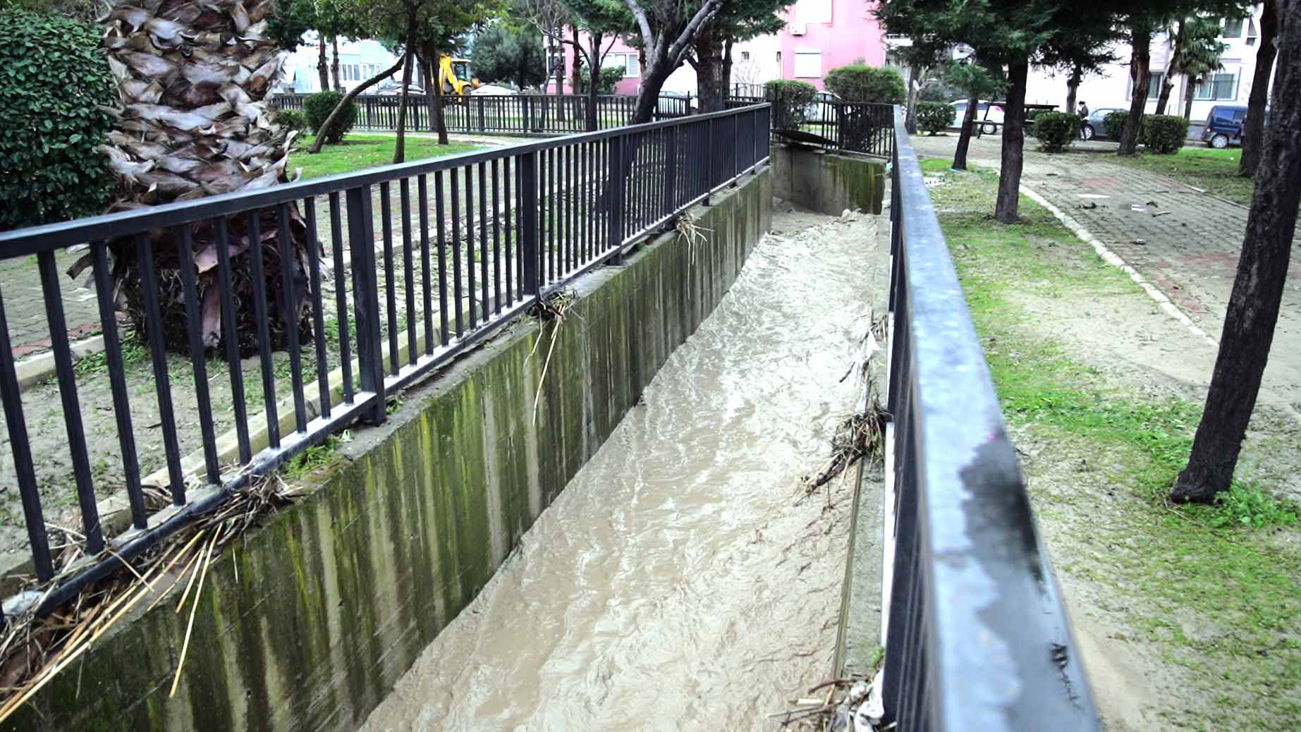 Aliağa’da taşkın yaşanan bölgelerde çalışmalar sürüyor