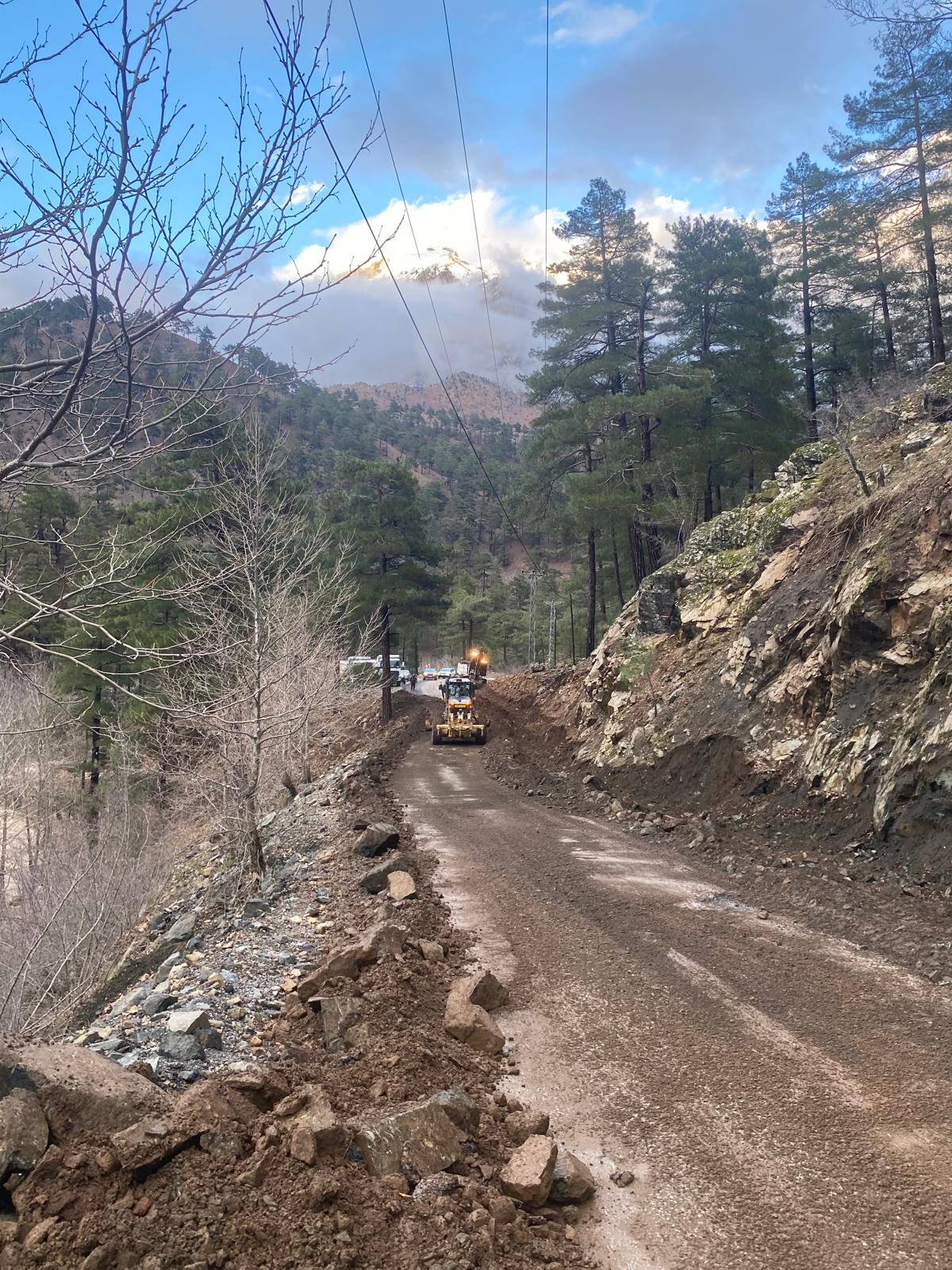 Büyükşehir, Yahyalı’da sel ve heyelan sonucu kapanan yolları açtı