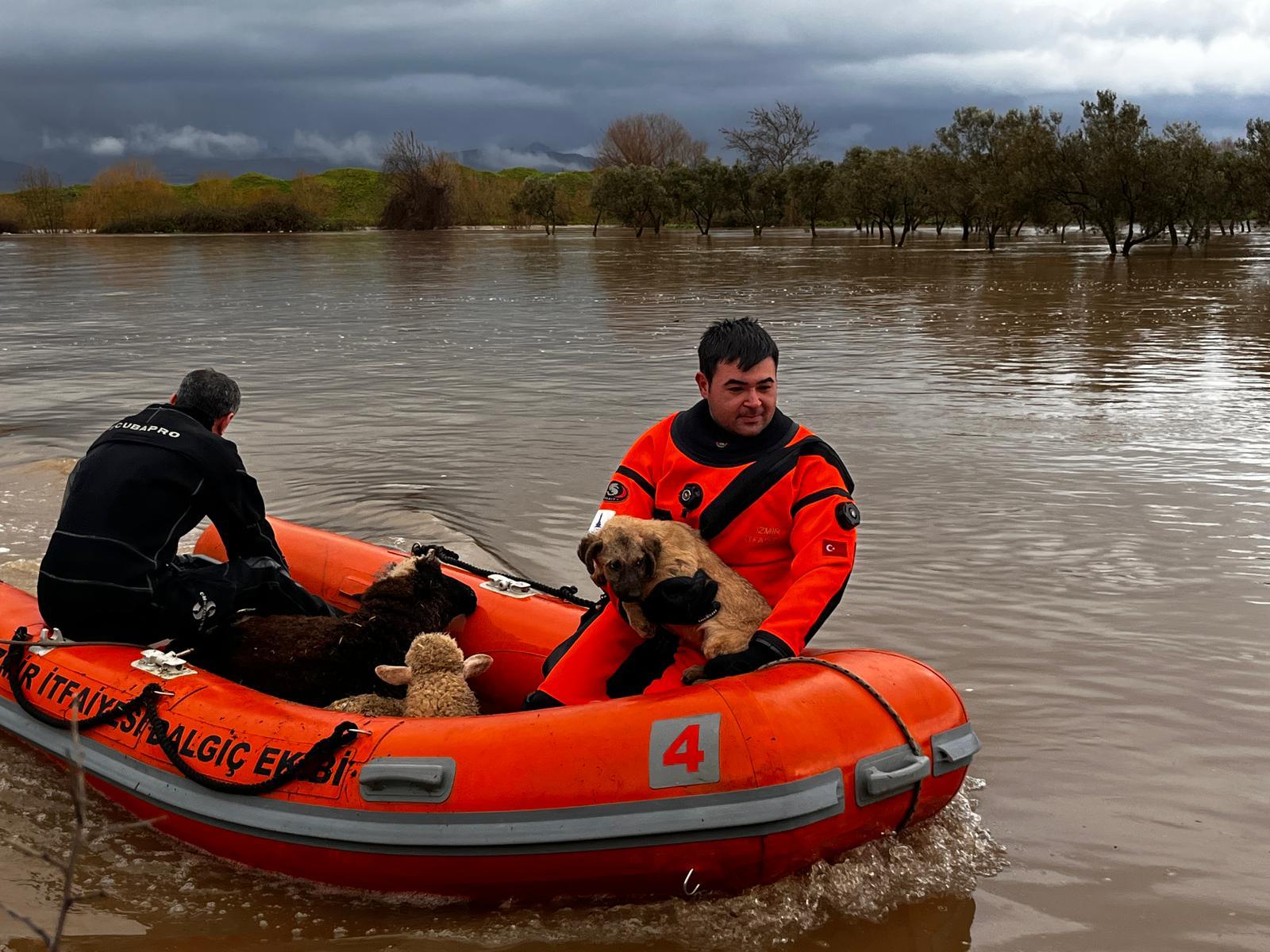 İzmir Büyükşehir Belediyesi’nin yağış seferberliği sürüyor