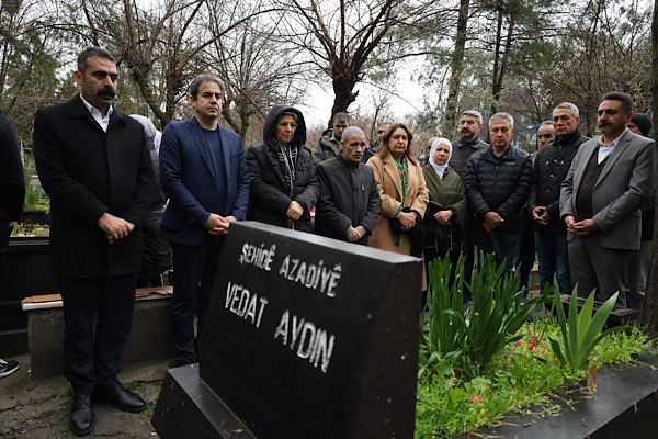 Eşbaşkan Hatun’dan Vedat Aydın’ın mezarına bayram ziyareti