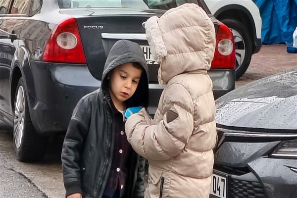 Niğde’de bayram namazı sonrası çocuklara harçlık dağıtıldı