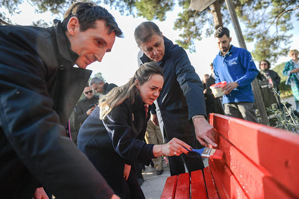 Kültürpark’ta şiddete karşı banklar kırmızıya boyandı