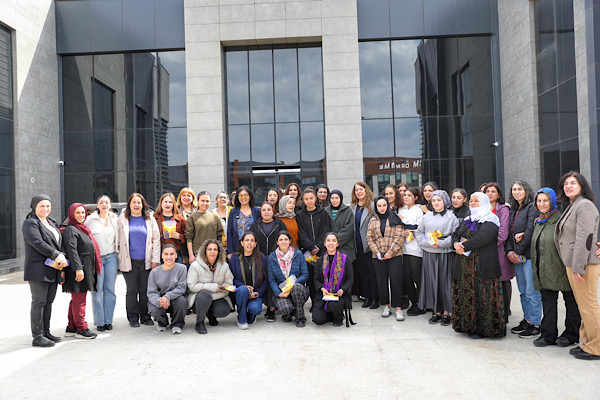 Kayapınar’da tekstil işçisi kadınlar ziyaret edildi