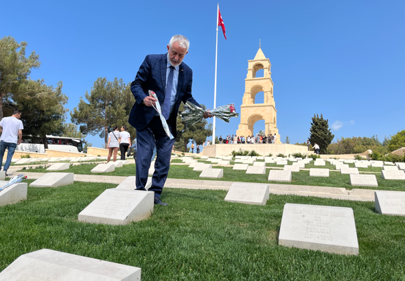 Başkan Başdeğirmen, şehitlikleri ziyaret etti