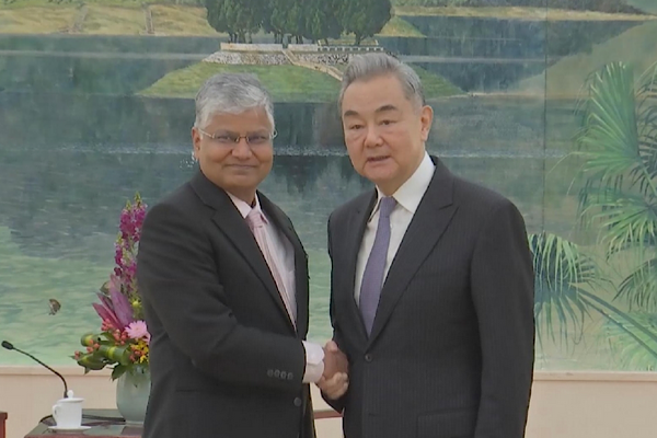 Wang, Hindistan’ın Çin Büyükelçisi Rawat ile bir araya geldi