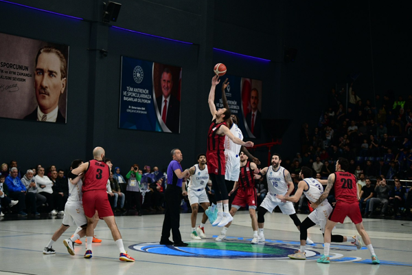 Çayırova Belediyesi, son saniye basketiyle liderliği aldı