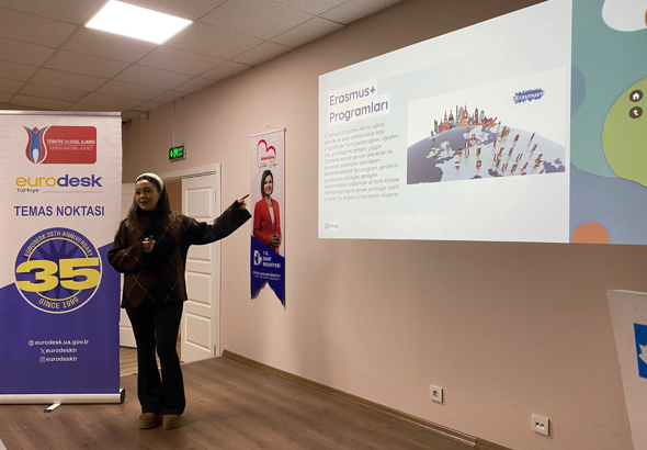 İzmit Belediyesi’nden gençlere uluslararası fırsat rehberi