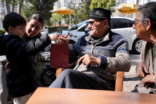 Çukurovalı çocuklar, huzurevini ziyaret etti