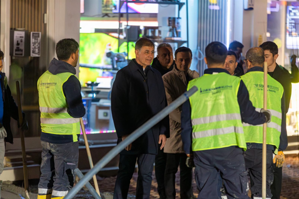 Başkan Tugay, gece yarısından sonra görev başındaki içileri ziyaret etti