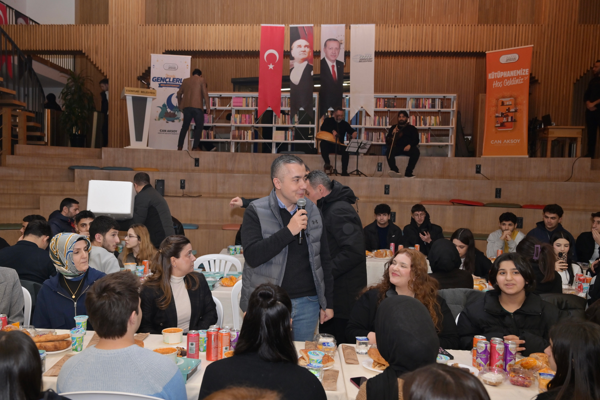 Başkan Vekili Aksoy, gençlerle iftar yaptı