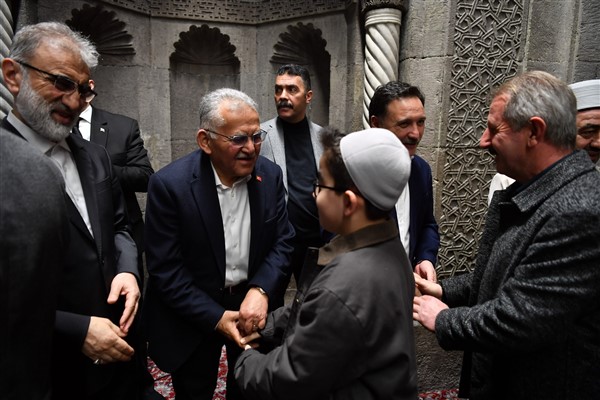 Başkan Büyükkılıç, Kayseri’de vatandaşlarla bayramlaştı