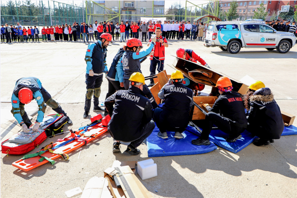 Diyarbakır Büyükşehir Belediyesi’nden öğrencilere yönelik afet tatbikatı