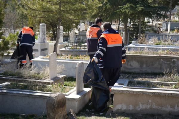 Niğde’de mezarlıklarda temizlik ve bakım çalışmaları gerçekleştiriliyor