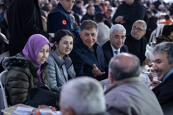 İzmir Büyükşehir Belediyesi’nin iftar sofrası Menemen’de kuruldu