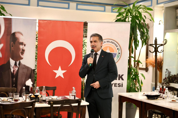 Başkan Deviren, başkan yardımcıları ve meclis üyeleriyle iftarda buluştu