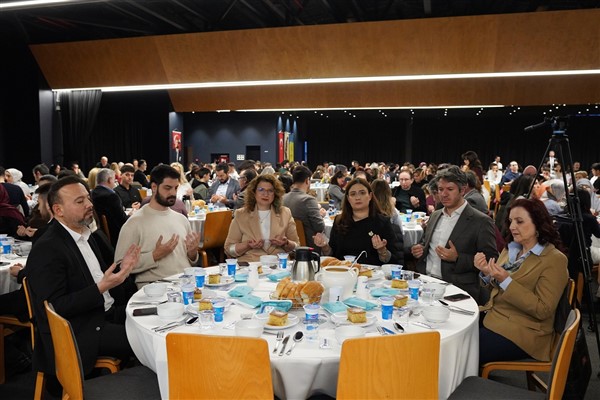 Beylikdüzü’nde aağlık çalışanları 14 Mart Tıp Bayramı’nda iftarda bir araya geldi