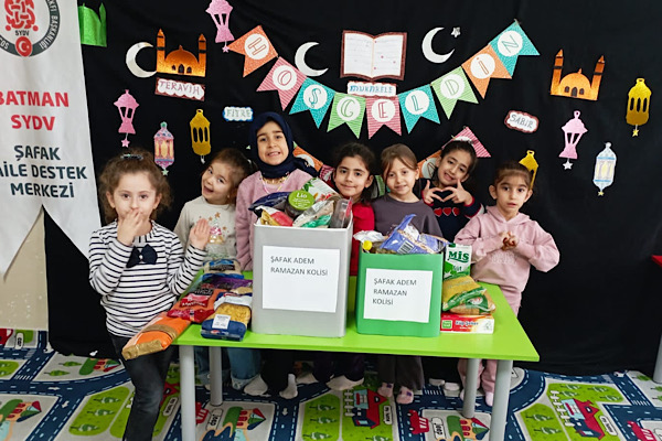 Batman’da çocuklar Ramazan kolileri hazırladı