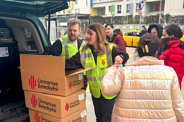 Ümraniye’de metro duraklarında iftariyelik dağıtımı yapıldı