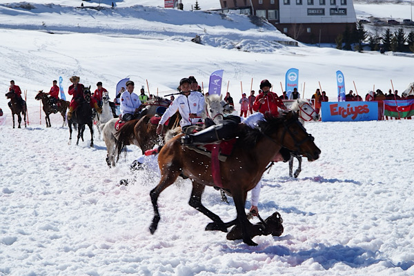 Erciyes Kayak Merkezi’nde Kökbörü ve Kızak Şampiyonası düzenlendi
