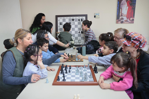 Çocuklar, İleri Yaş Sağlıklı Yaşam Merkezi’ni ziyaret etti