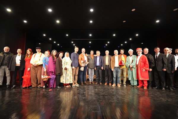 GBŞT, Akçaabat’ta “Kavuklu Yapay Zekaya Karşı” ile sahne aldı