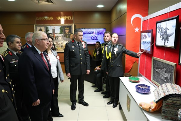 Bakan Güler ve TSK komuta kademesi harbiyelilerin çalışmalarını inceledi