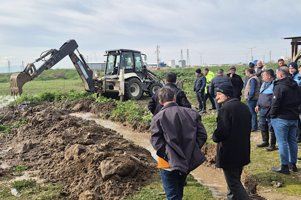 Karacabey’de yoğun yağışa karşı saha çalışmaları yürütüldü