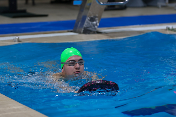 Buca’da otizmli çocuklara yüzme kursu